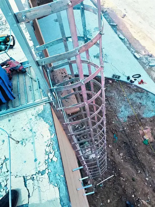 What ships inside the cat ladder installation kit