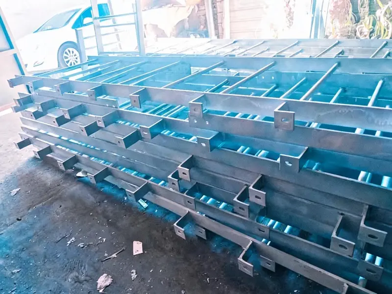 Cat ladder roof and ridge hooks on an assembled ladder